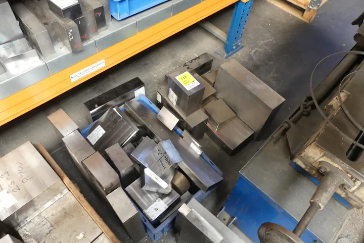 Konvolut Material, Rohmaterial Umfang: Kiste mit Inhalt und loses Material